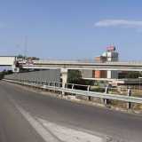 Una lunga e sopraelevata ferrovia fantasma, che attraversa tutta la periferia sud di Bari costeggiando chiese, fabbriche e stadi, per poi andare a morire in una stazione abbandonata, l� dove i ragazzini giocano sui binari. Parliamo della ferrovia Bari-Bitritto, una grande opera avviata nel 1988 ma che dopo tanti anni attende ancora la sua definitiva realizzazione